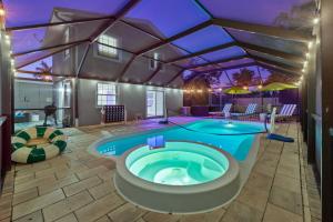 Sleeps 16 Golf Simulator Pickleball Pool Spa