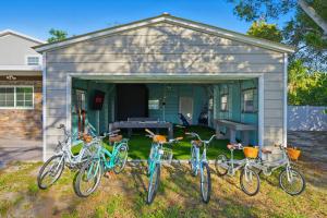 Sleeps 16 Golf Simulator Pickleball Pool Spa