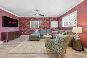 Sleeps 16 Golf Simulator Pickleball Pool Spa