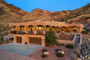 60-Acre Stargazer Estate Pool Saunas & Games