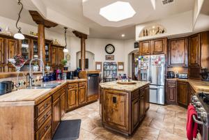 60-Acre Stargazer Estate Pool Saunas & Games