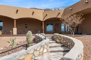 60-Acre Stargazer Estate Pool Saunas & Games