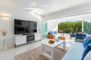 Miraflores Apartment with Year-Round Pool near Marbella