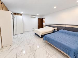 Corporate hub, close to shopping