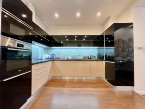 Steps from Basilica - Art-Filled Loft