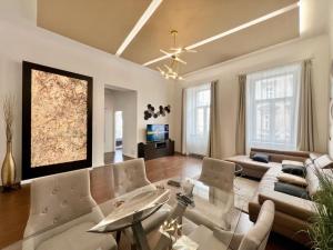 Steps from Basilica - Art-Filled Loft