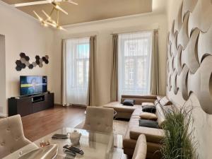 Steps from Basilica - Art-Filled Loft