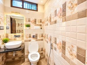 Hotel The Prem SR Near Vishwanath Temple # Resturent and Wifi - Maulvibagh Varansi