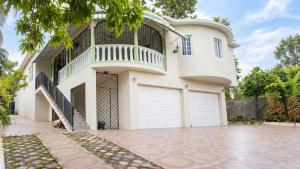Montego Bay 3-Bed Home Sleeps 6 Parking & Garden