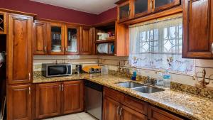 Montego Bay 3-Bed Home Sleeps 6 Parking & Garden