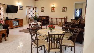Montego Bay 3-Bed Home Sleeps 6 Parking & Garden