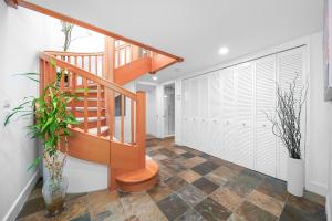 Cozy For 2-Bedroom House in North Vancouver