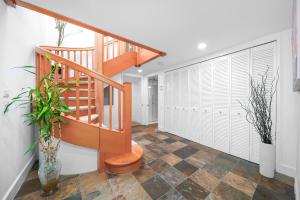 Cozy For 2-Bedroom House in North Vancouver