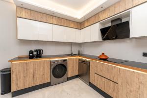 Spacious 120m High-Standing 3-Bedroom Apartment with Large Terrace and two bathrooms and fully equiped kitchen, located near the TGV station and beachside