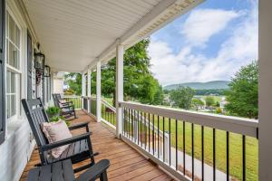 New Remodel Pet-Friendly 4BRn with Scenic Views from Porch & Deck