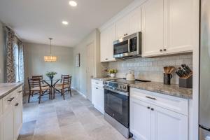 New Remodel Pet-Friendly 4BRn with Scenic Views from Porch & Deck