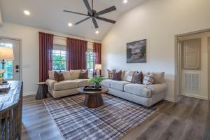 New Remodel Pet-Friendly 4BRn with Scenic Views from Porch & Deck
