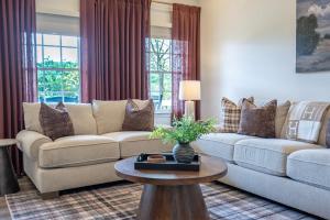 New Remodel Pet-Friendly 4BRn with Scenic Views from Porch & Deck