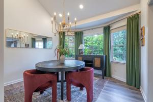 New Remodel Pet-Friendly 4BRn with Scenic Views from Porch & Deck
