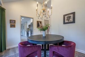 New Remodel Pet-Friendly 4BRn with Scenic Views from Porch & Deck