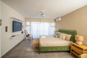 Stylish New 2-Bedroom Apartment with Pools & Gym