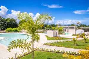 Stylish New 2-Bedroom Apartment with Pools & Gym