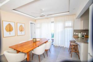 Stylish New 2-Bedroom Apartment with Pools & Gym