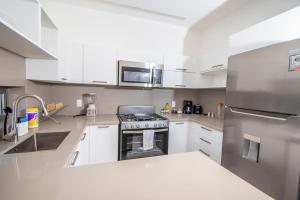 Stylish New 2-Bedroom Apartment with Pools & Gym