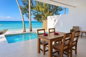 Beachfront Pomboo Villa - Private Pool - ZanzibarHouses