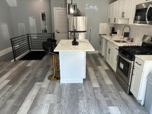 Experience Philadelphia 3-bedroom apartment oasis