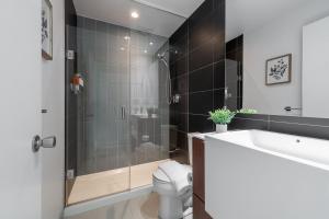 Family Haven by Rogers Centre Parking Sleeps 8