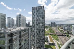 Family Haven by Rogers Centre Parking Sleeps 8