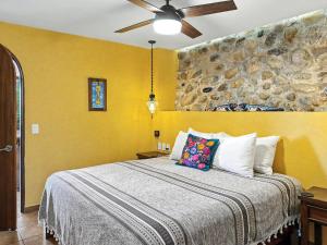 Curiels Retreat 2BR, Private Terrace, Heated Pool, Walk to Malecón & Beach