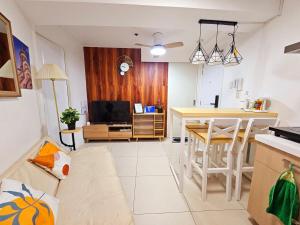 Acellyne Suites Cozy Retreat with Balcony