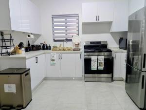 Savannahs Charm- Cozy & Comfort Home in Paradise Mins from Beach