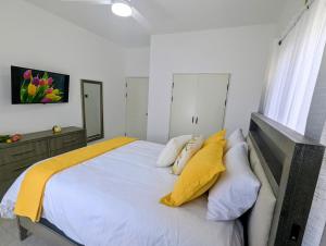 Savannahs Charm- Cozy & Comfort Home in Paradise Mins from Beach