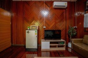 Canal-side Wooden House 3BR Private Garden