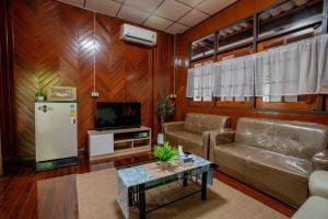 Canal-side Wooden House 3BR Private Garden