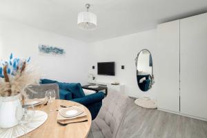 Charming Apartment with Parking and Balcony Near the City Centre by Noclegi Renters
