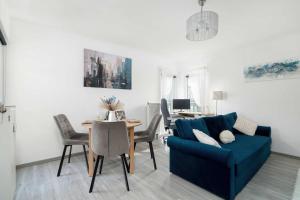 Charming Apartment with Parking and Balcony Near the City Centre by Noclegi Renters