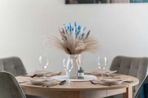 Charming Apartment with Parking and Balcony Near the City Centre by Noclegi Renters