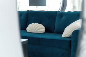 Charming Apartment with Parking and Balcony Near the City Centre by Noclegi Renters