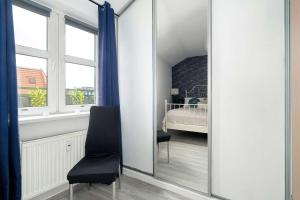 Charming Apartment with Parking and Balcony Near the City Centre by Noclegi Renters