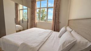 Oceanfront Spacious 3BR SeaView - Airport 10 Min