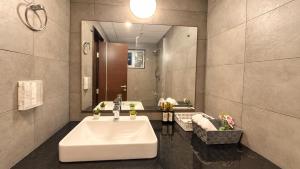 Oceanfront Spacious 3BR SeaView - Airport 10 Min