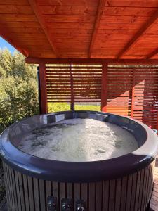 Gawra Nad Jeziorem - całoroczne domki nad jeziorem z balią, jacuzzi i sauną, Kaszuby