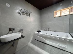 DIVAM COMFORTS Lodge