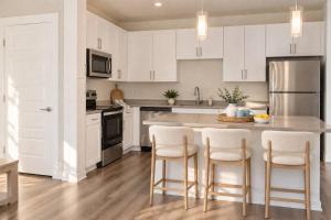 2BR Suite Pool, Gym, Games!