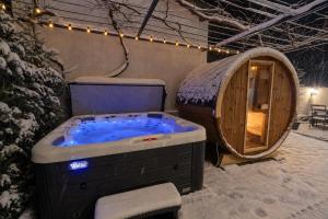 Chalet Charm - Private Mountain Retreat with Sauna, Jacuzzi & Kids Playroom