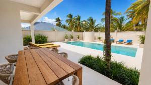 Stunning 3rd line villa with pool and garden by KSN